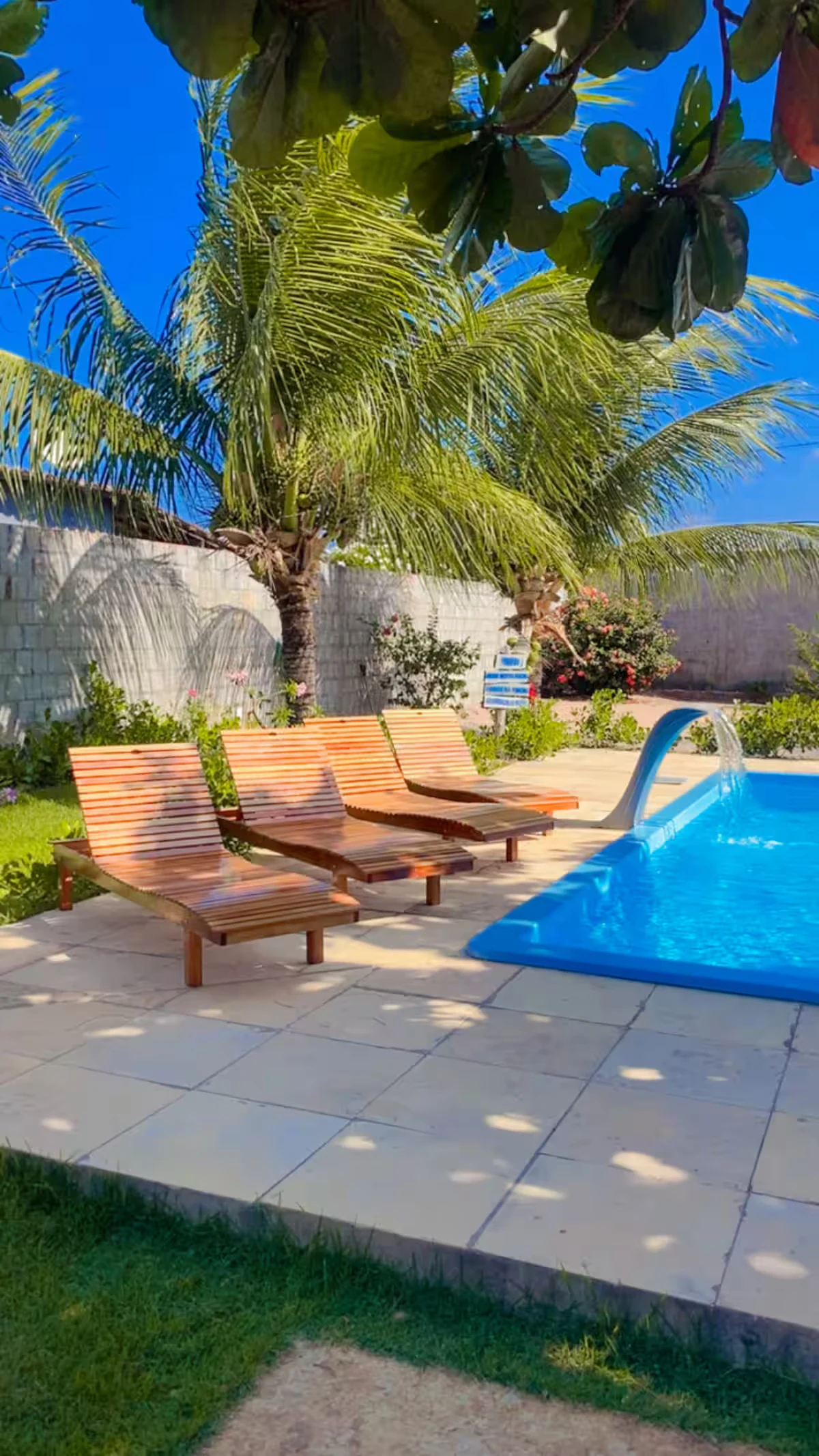 Espreguiçadeiras de madeira, casa em Jericoacoara