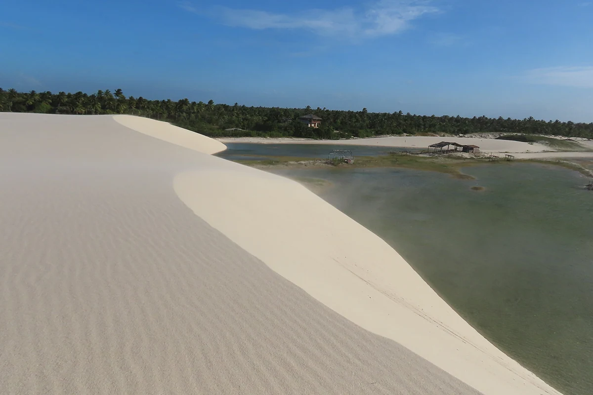 Duna branca e lagoa de águas calmas em Jericoacoara, casa em Jericoacoara