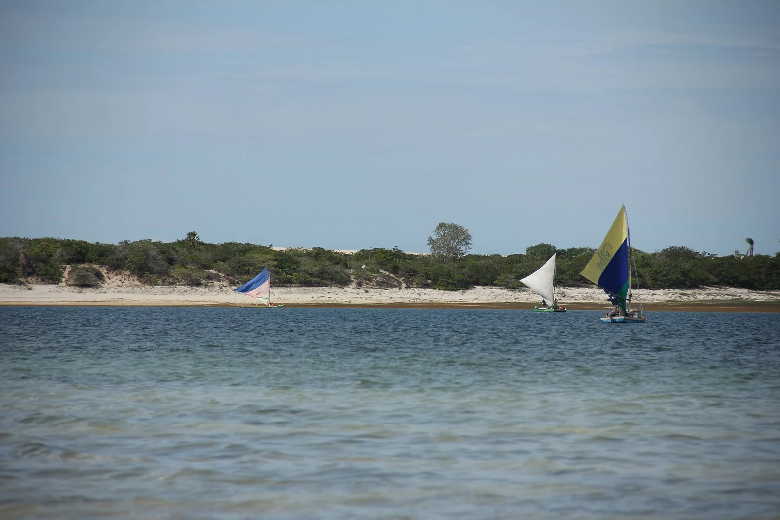 Águas calmas da Lagoa do Paraíso, com barcos à vela