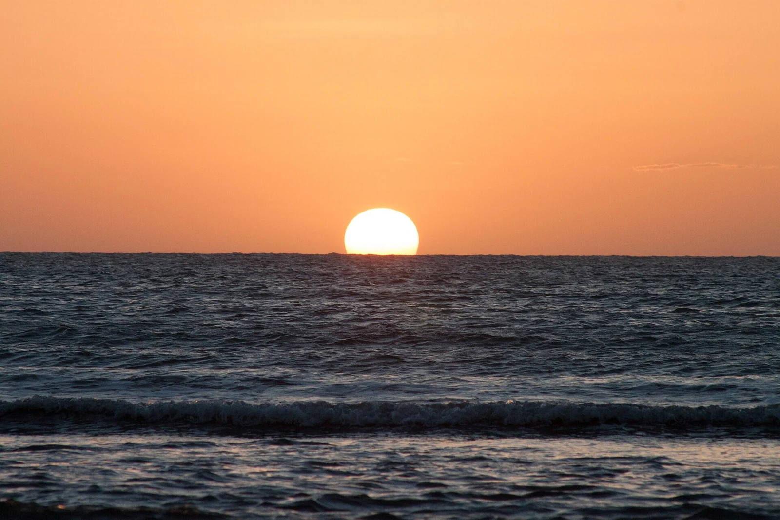 Pôr do sol sobre o mar em Jericoacoara