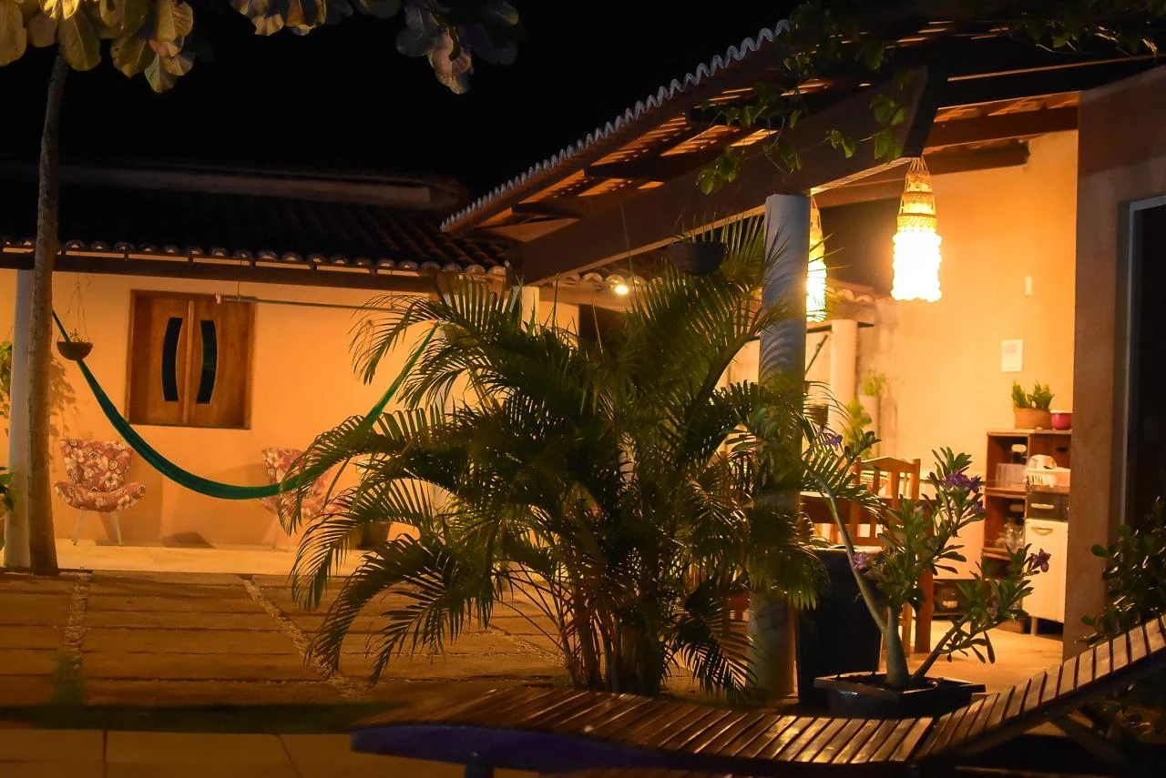 Pátio com rede à noite, casa em Jericoacoara