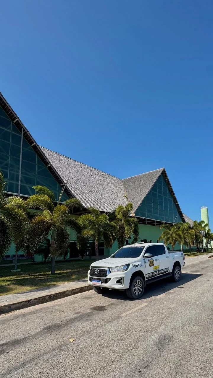Picape branca credenciada em frente ao terminal do aeroporto de Jericoacoara, casa em Jericoacoara